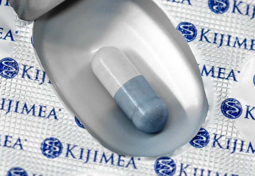 Une gélule Kijimea placée dans son emballage